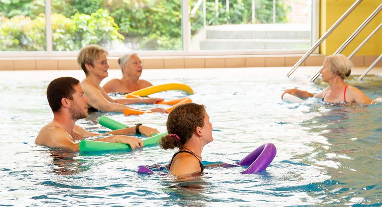 Patienten trainiern im Schwimmbad