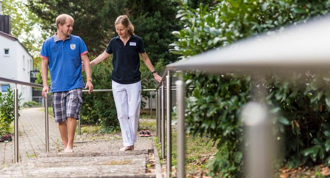 Patient lernt beim Terraintraining