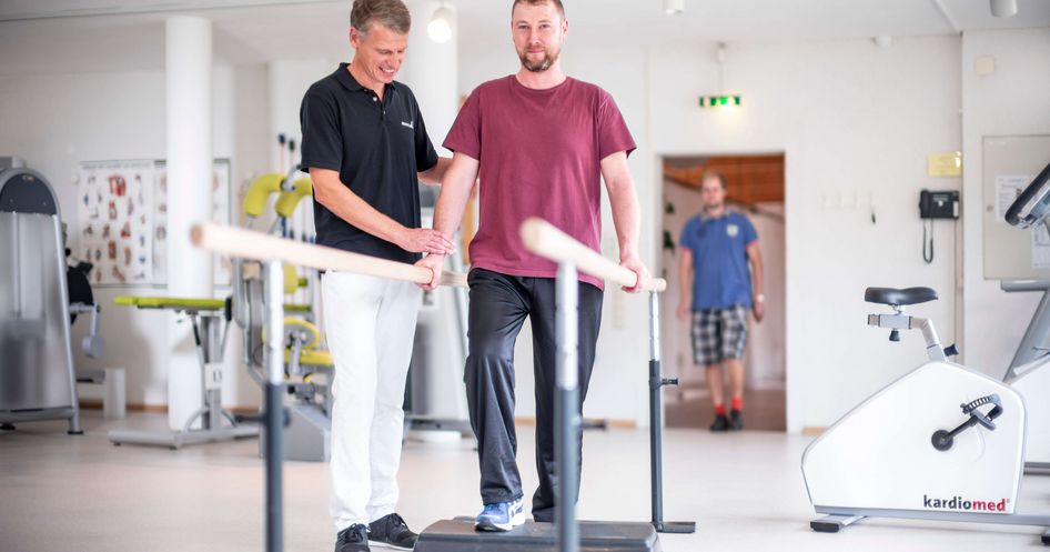 Patient lernt beim Gangtraining