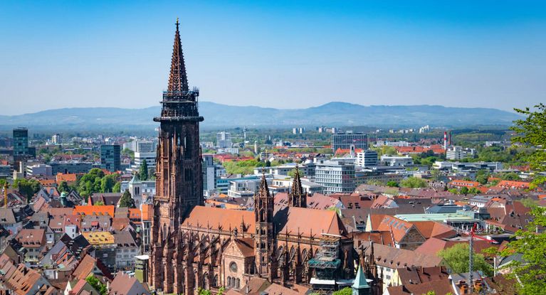 Blick auf die Altstadt und das Freiburger Münster vom Schlossberg aus