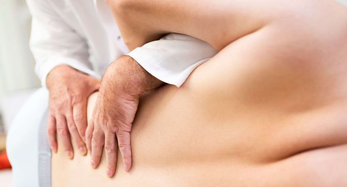 Arzt untersucht Rücken eines Patienten